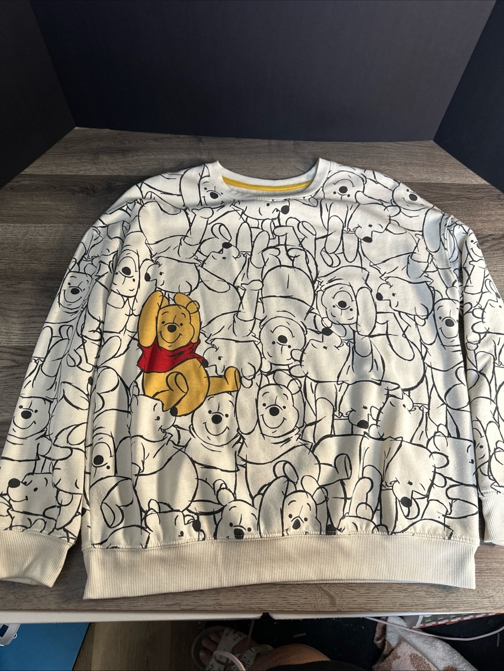 Winnie the Pooh Cream Graphic Crewneck Sweat shirt woman’s small
